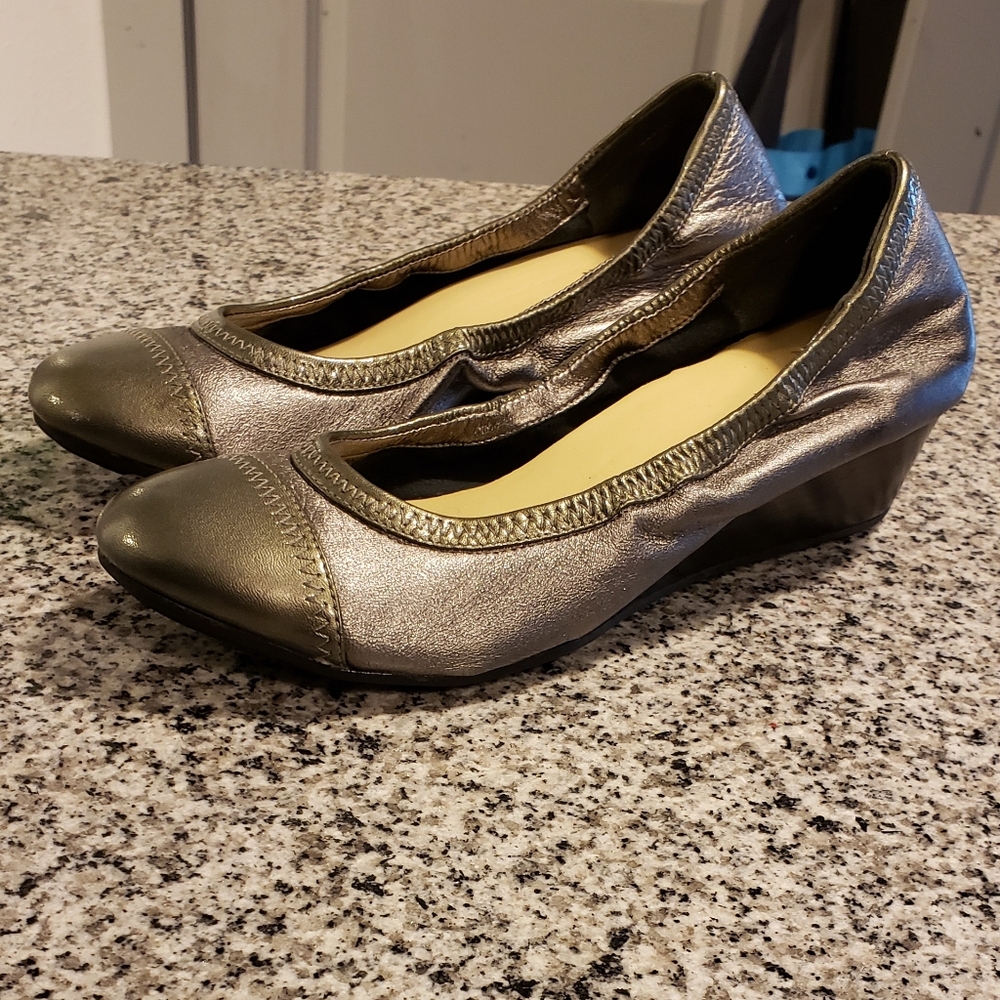 Cole Haan womens ballet flats with heel. Size 7.